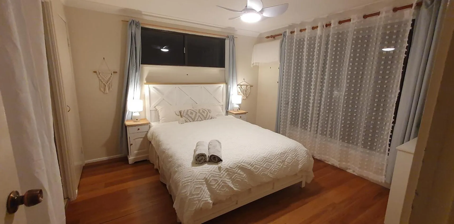 Gold Coast Family Retreat, Beach 1 And Half Kms, Shops, Full Home