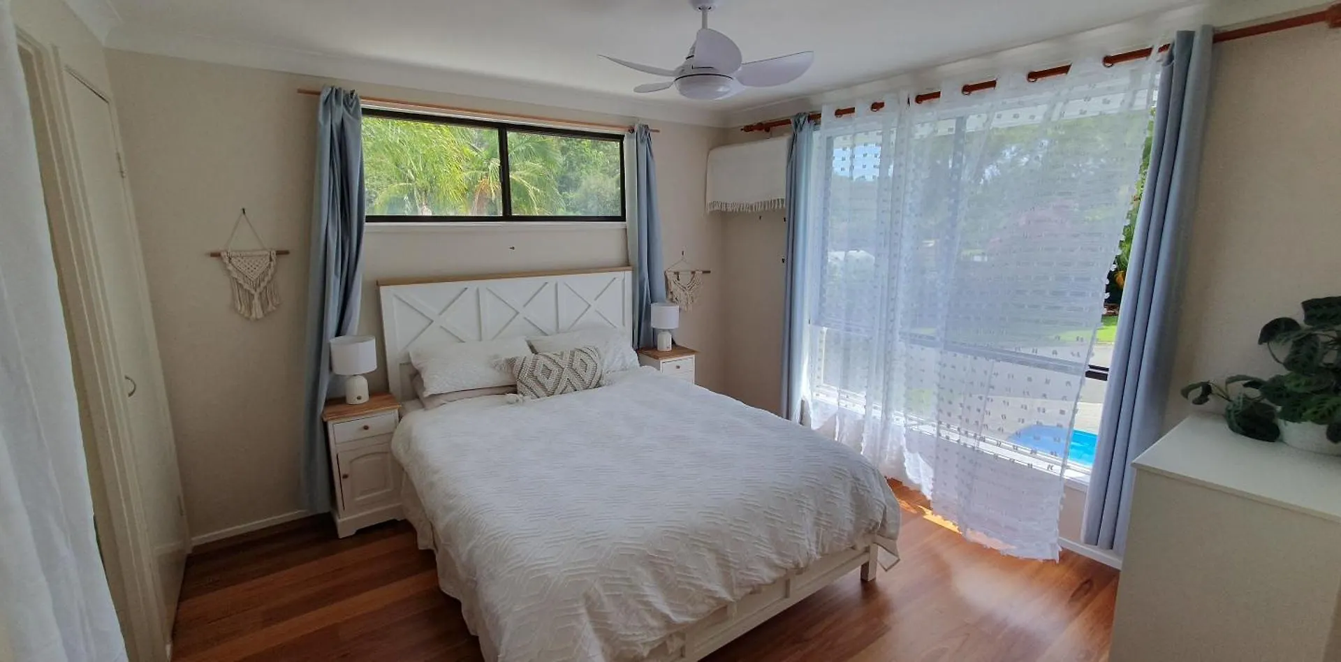 Gold Coast Family Retreat, Beach 1 And Half Kms, Shops, Full Home Apartment