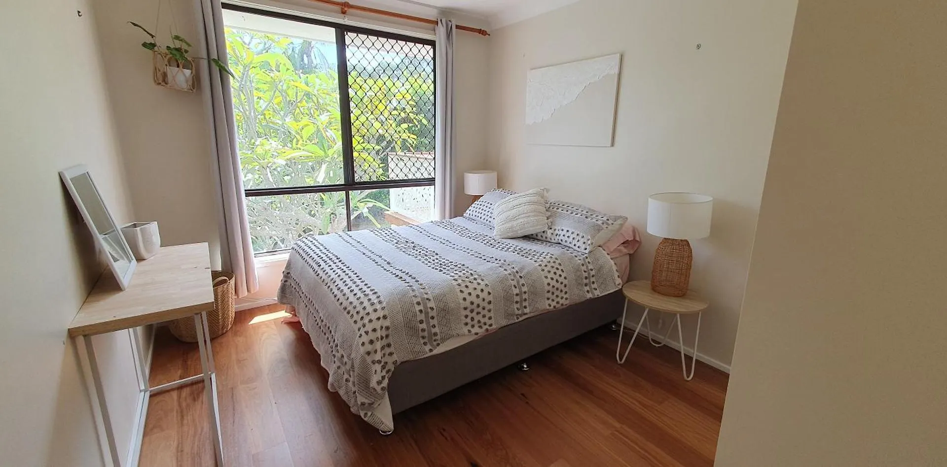 Gold Coast Family Retreat, Beach 1 And Half Kms, Shops, Full Home Apartment