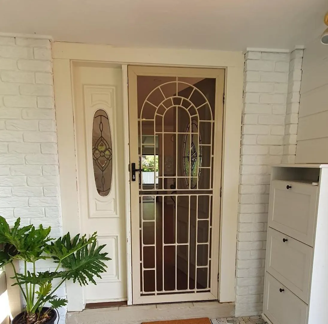 Gold Coast Family Retreat, Beach 1 And Half Kms, Shops, Full Home Apartment Gold Coast