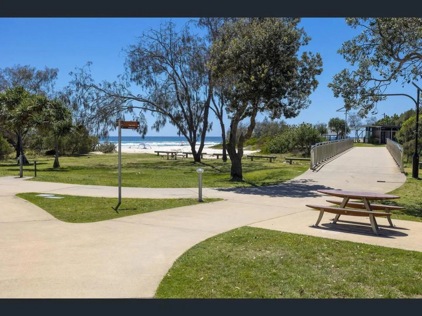 Gold Coast Family Retreat, Beach 1 And Half Kms, Shops, Full Home Gold Coast