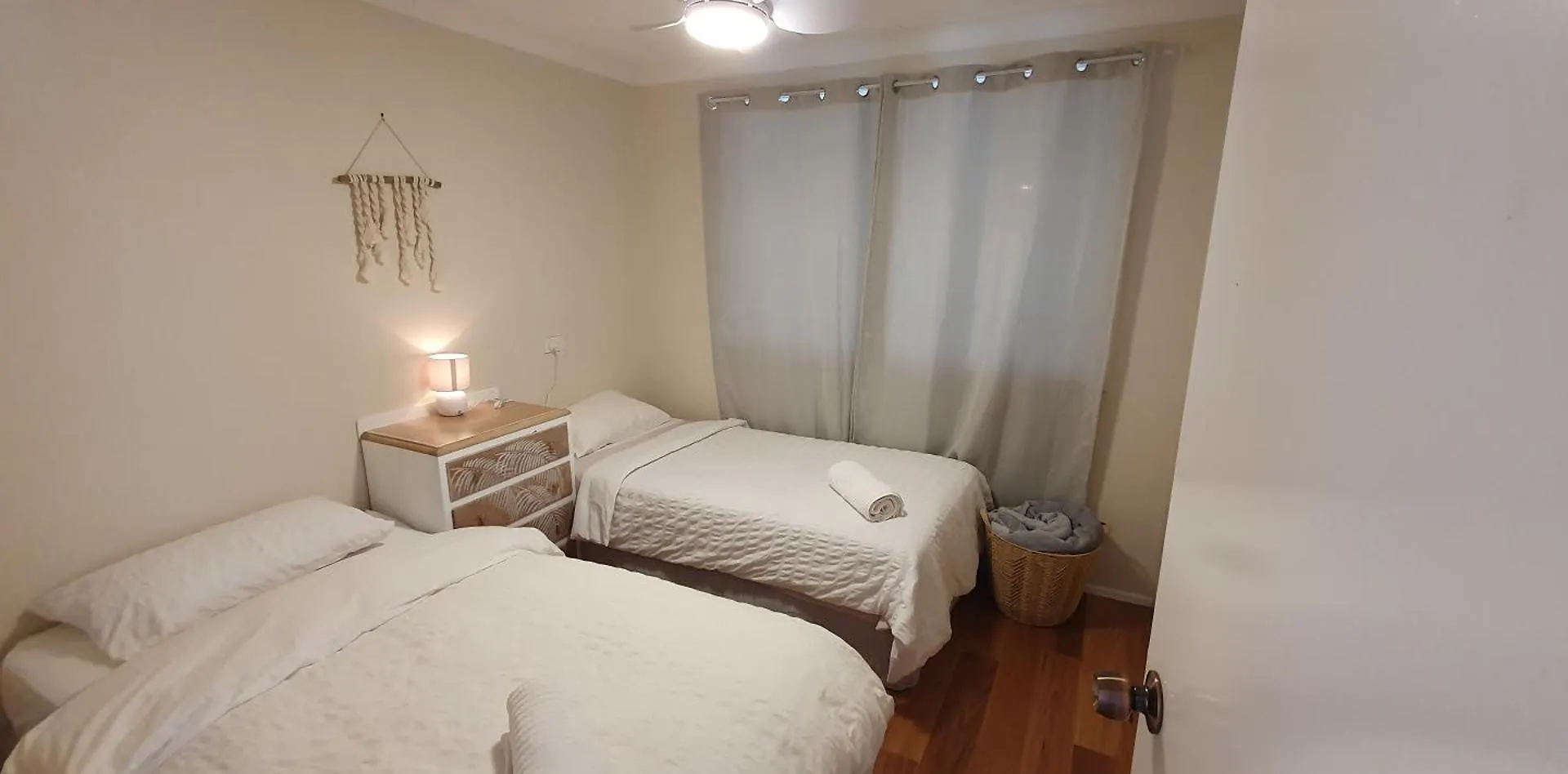 Gold Coast Family Retreat, Beach 1 And Half Kms, Shops, Full Home
