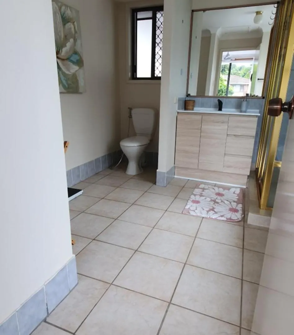 Gold Coast Family Retreat, Beach 1 And Half Kms, Shops, Full Home Apartment