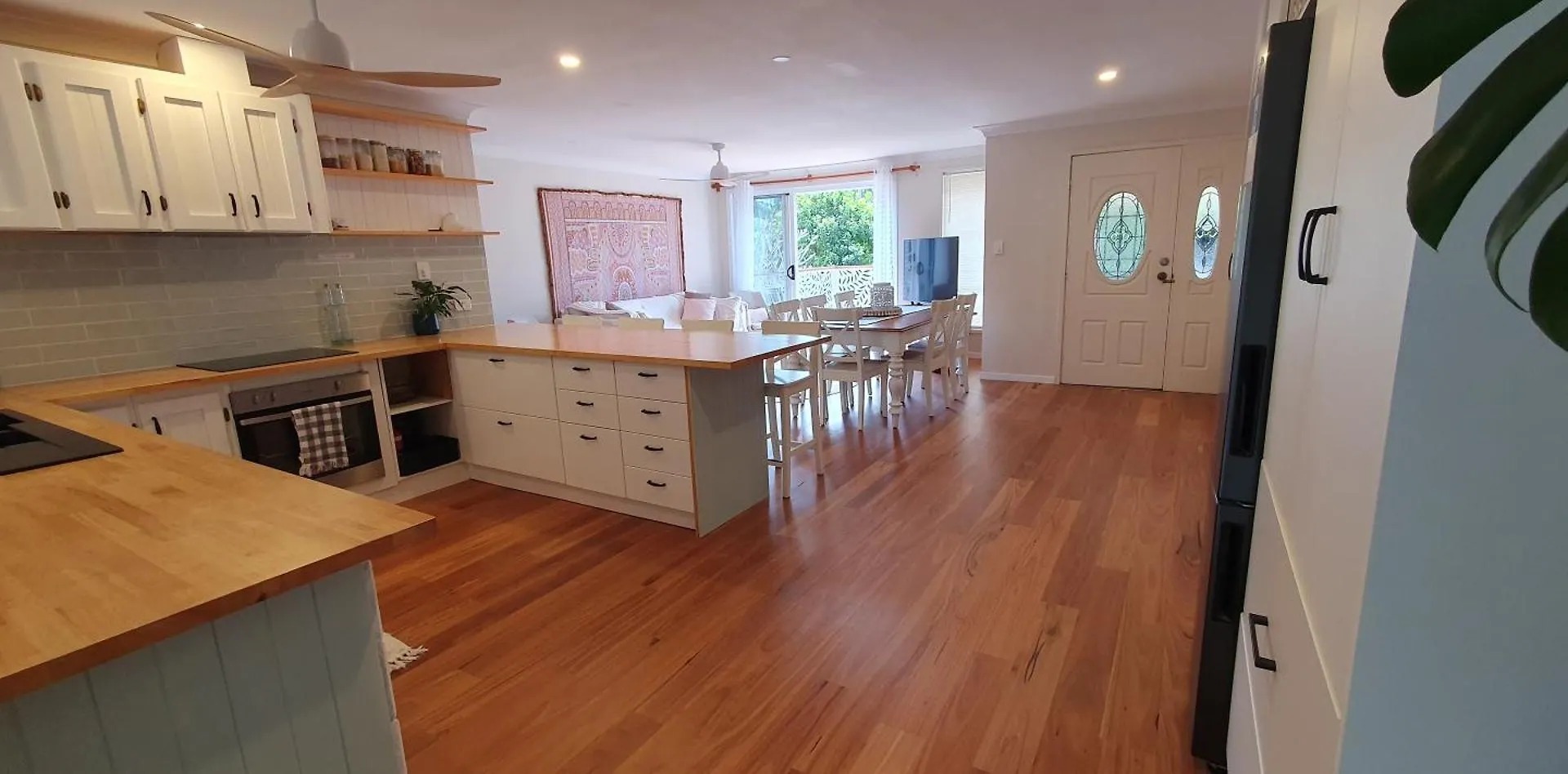 Gold Coast Family Retreat, Beach 1 And Half Kms, Shops, Full Home Apartment